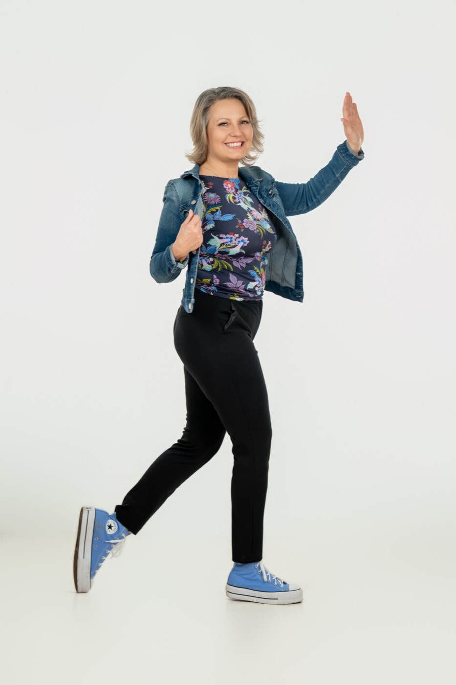 Aranyi Rita lendületben, pacsira emelt kézzel