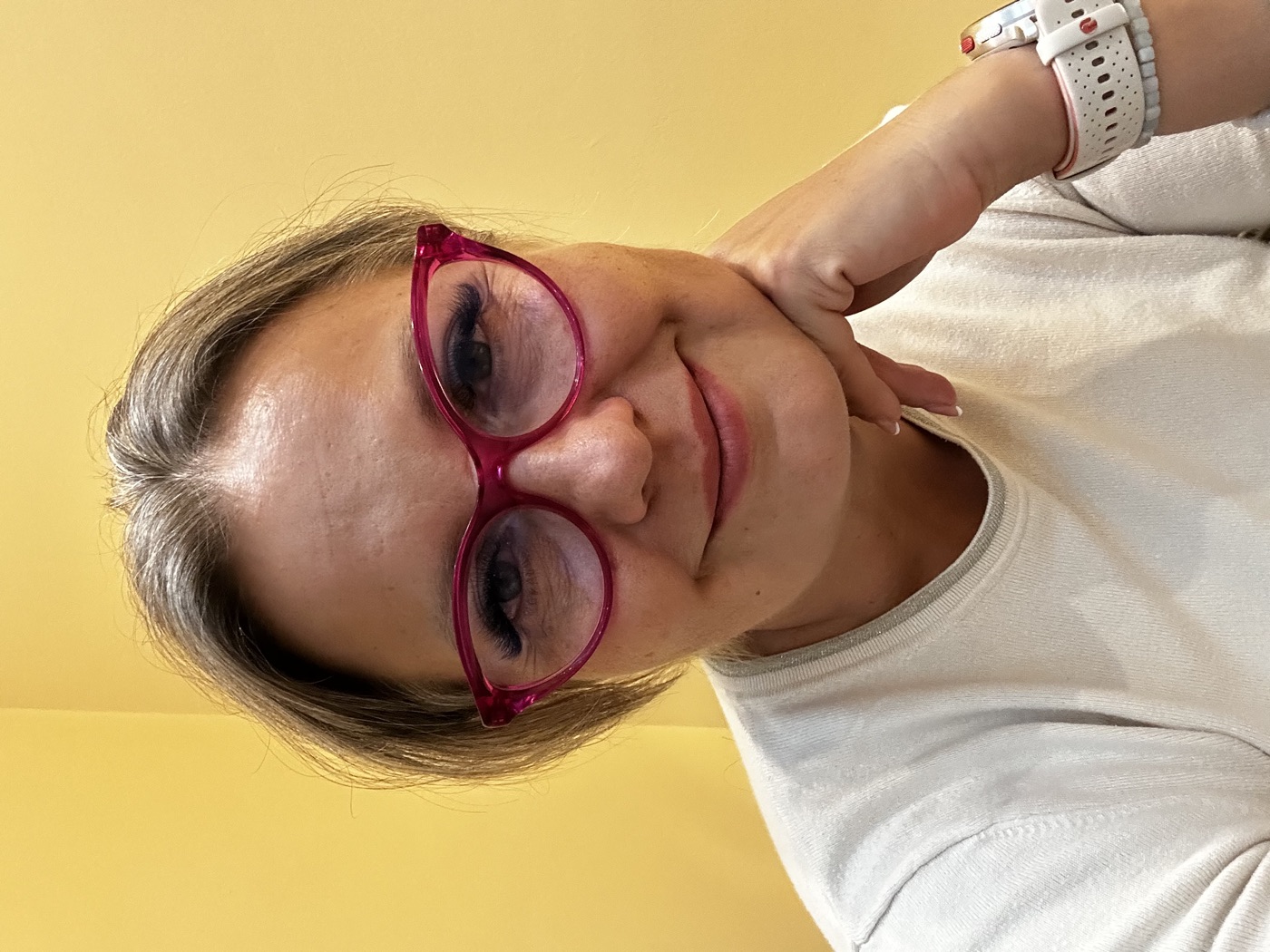 Aranyi Rita coach mosolyogva, állát a kezére támasztva