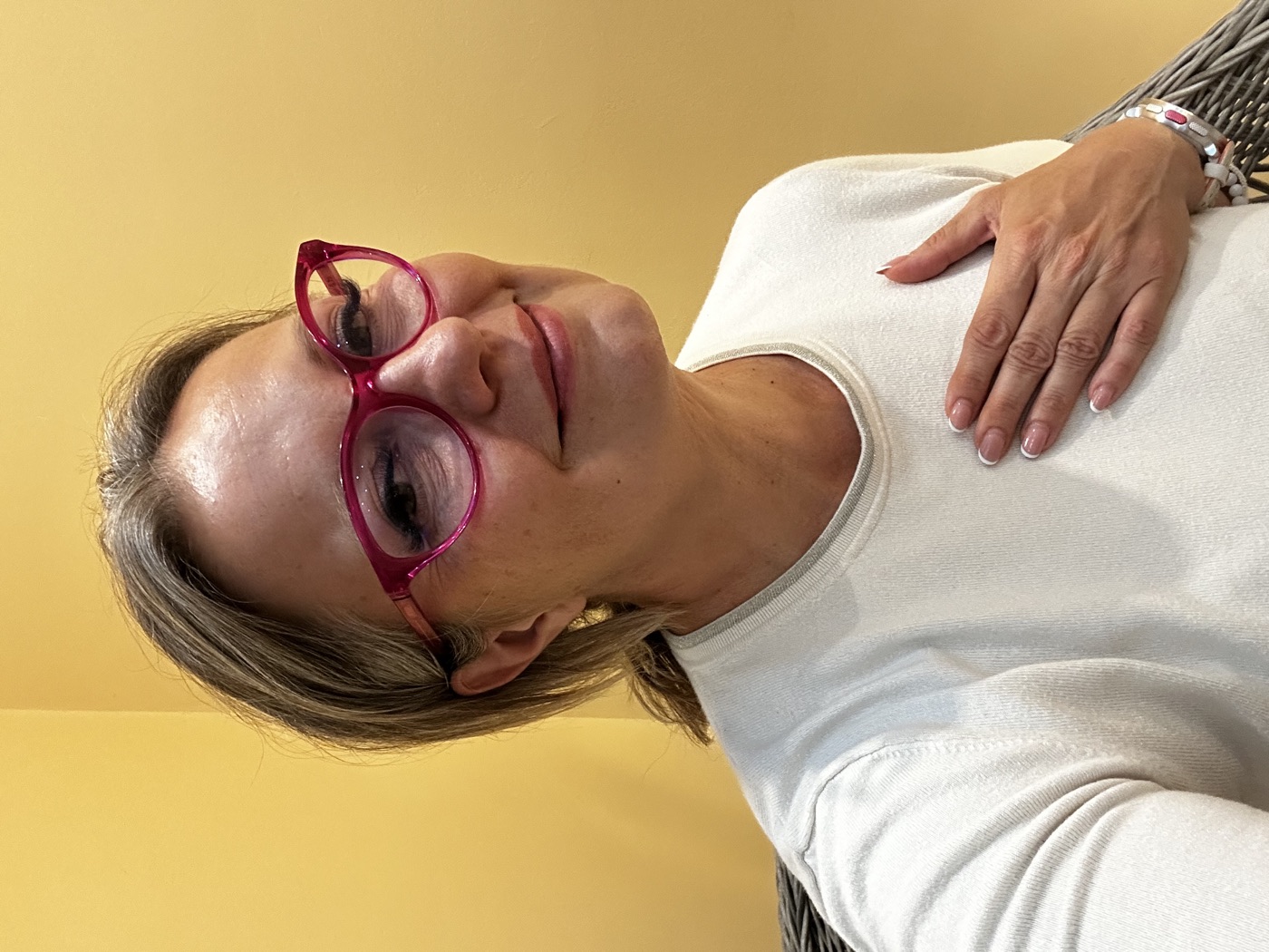 Aranyi Rita mosolyog, keze a szívén