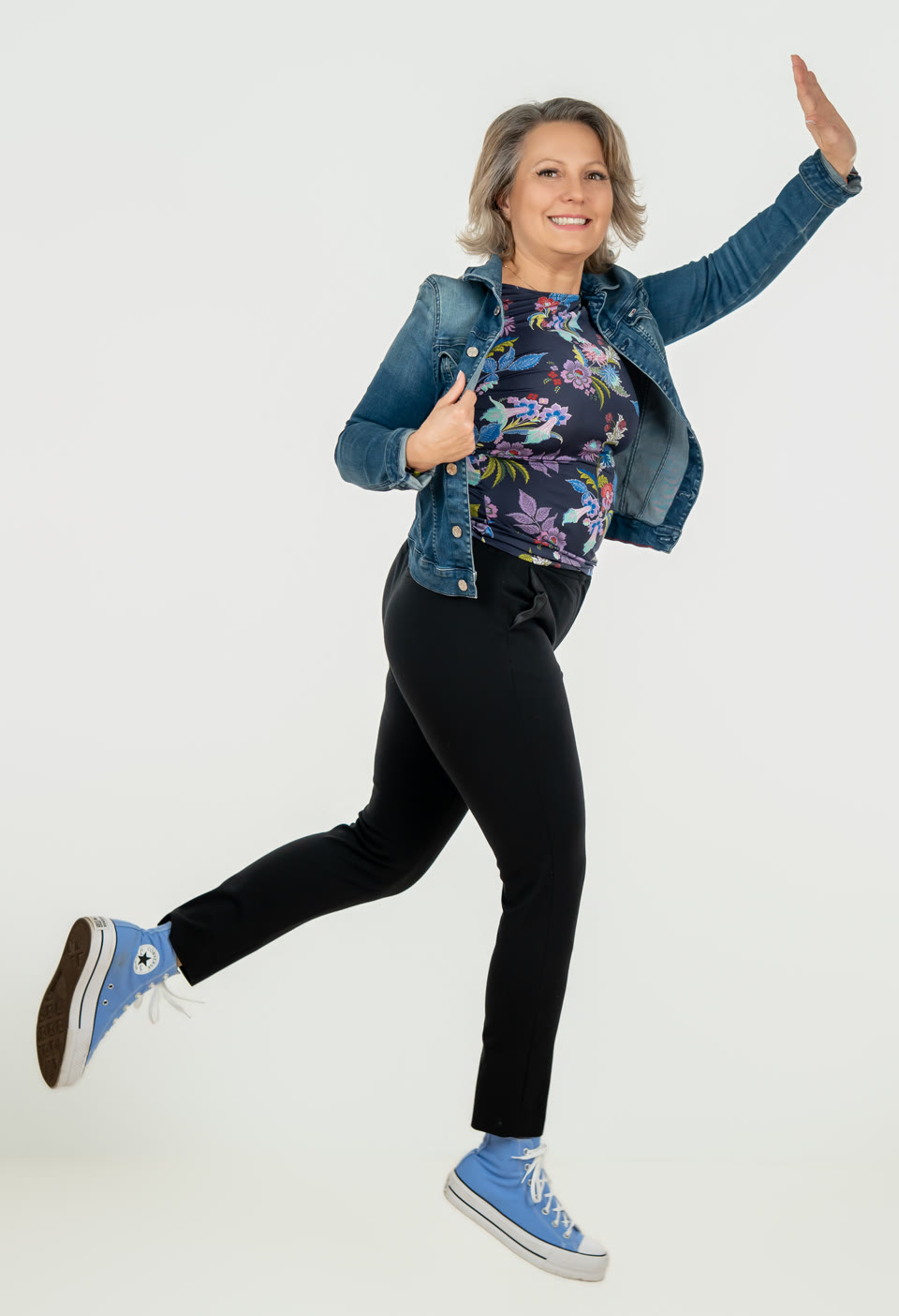 Aranyi Rita farmerkabátban, ugrás közben